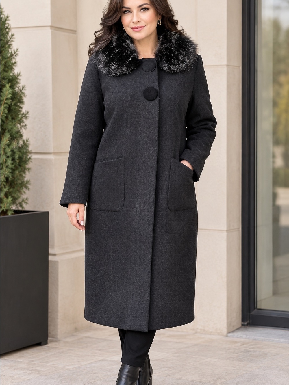 Elegant black Coat with faux fur collar